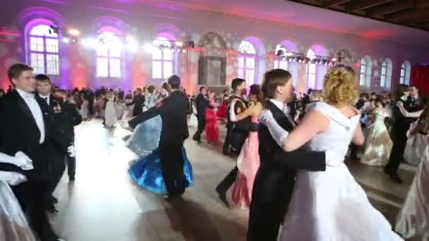 Meninos e meninas estão dançando valsa no Kremlin Ball — Vídeo de Stock