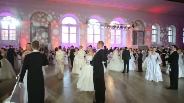 Курсанты-танцоры на балу в Москве — стоковое видео