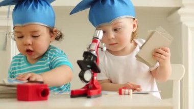 Mavi mezuniyet şapka küçük bebeklerde tablo mikroskobunun ayarlamak