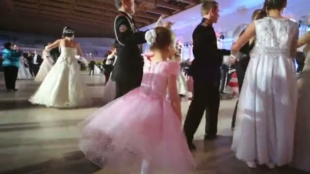 小さな女の子がピンクのドレスを踊る — ストック動画