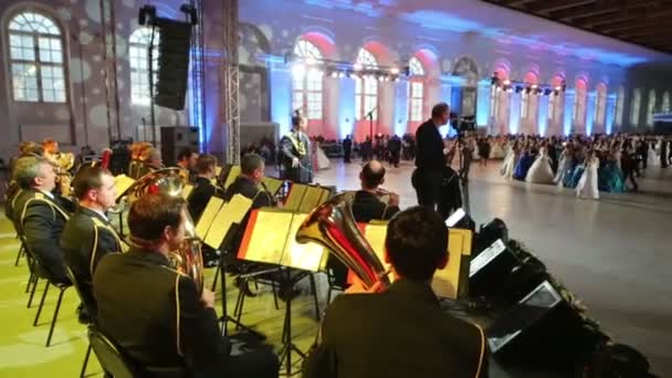 Orkest spelen voor dansers op Cadet bal — Stockvideo