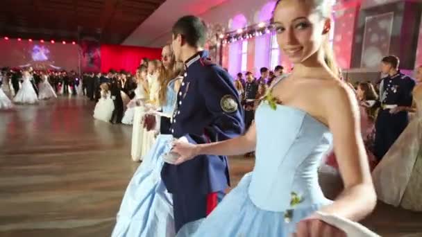 Meninos e meninas no Kremlin Cadet Ball — Vídeo de Stock