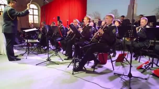 Orkest speelt voor operazanger op de bal van het Kremlin Cadet — Stockvideo