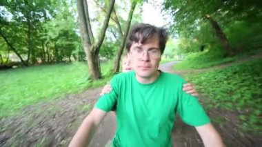 Adam e-scooter sürücüler