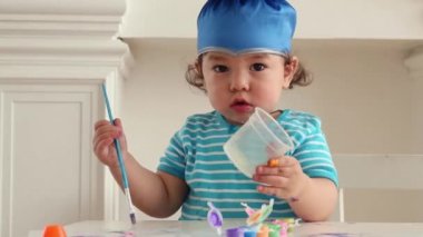 Mürekkepleri ile masada mavi mezuniyet içecekler bebek çocuk