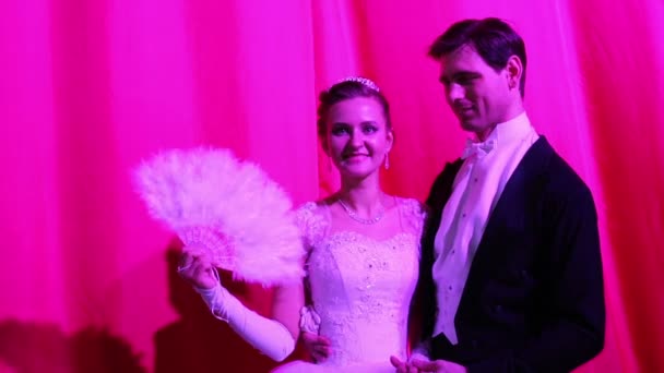 Tanečníci se pózuje pro fotografa na kremelském plese — Stock video