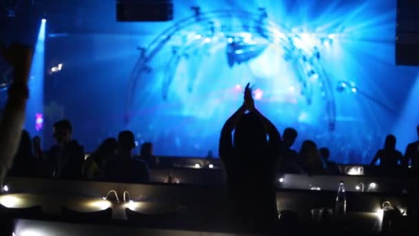 Spectacle laser et silhouettes de personnes — Video