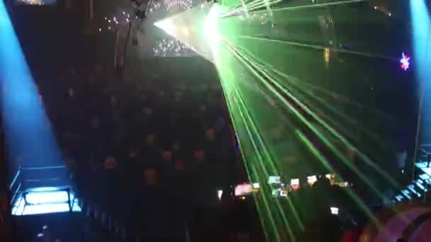 Laser show en mensen dansen — Stockvideo