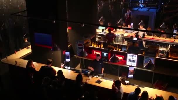 Leute kaufen Getränke in der Bar — Stockvideo