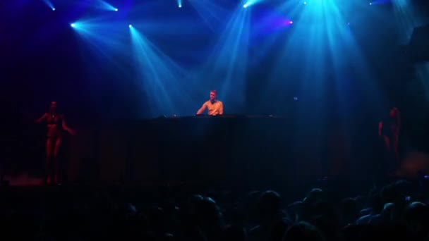 DJ Basto e dançarinas — Vídeo de Stock