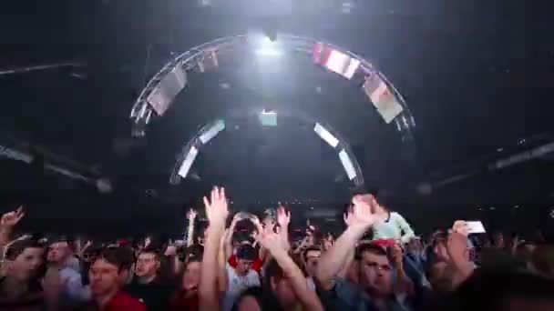 İnsanlar küresel Clubbing akıl oyunları üzerinde dans — Stok video