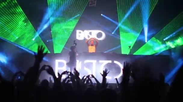 DJ Basto i tłum z rękami skomponowanych w kształcie serca — Wideo stockowe
