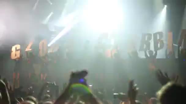 Шоудевушки танцуют с буквами GLOBALCLUBBING в Stadium Live — стоковое видео