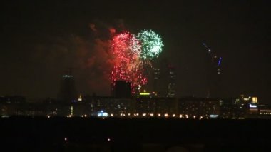Gece gökyüzünde renkli havai fişekler