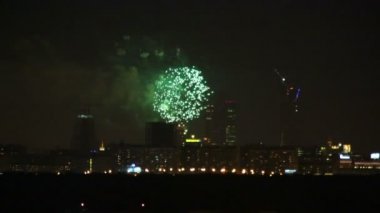 Gece gökyüzünde renkli alemi