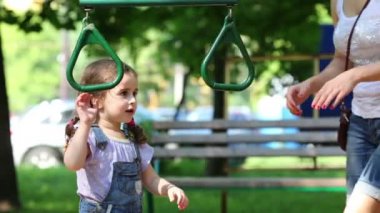 Anne kızını parkta sallanmayı öğrettim öğretiyor.