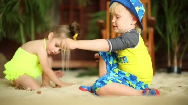 Crianças brincando com areia — Vídeo de Stock
