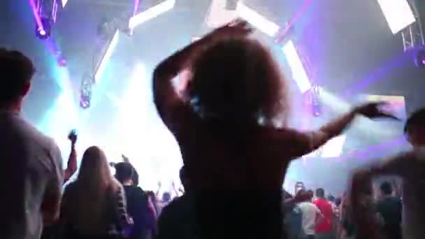 Woman dancing in crowd — Stock Video