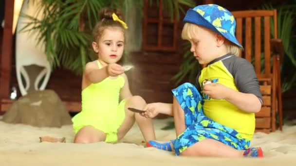 Маленький хлопчик і дівчинка грають — стокове відео