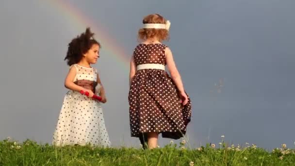 Zwei kleine Mädchen — Stockvideo
