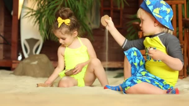 Kinderen die met zand spelen — Stockvideo