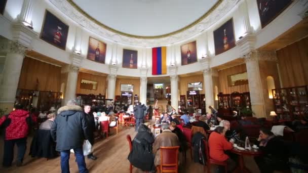 Personas en sala de degustación del complejo Ararat — Vídeos de Stock