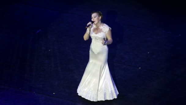 Anna Averina sjunger på scen — Stockvideo