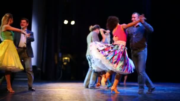 Beberapa pasang menari di atas panggung — Stok Video