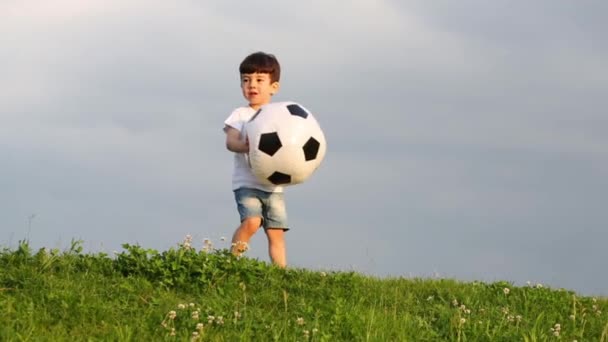 Niño pequeño con pelota de fútbol — Vídeo de stock