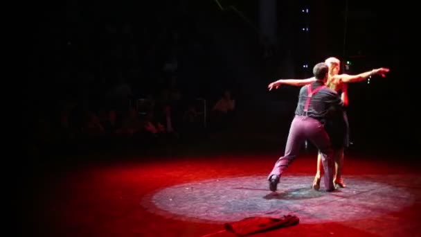 जयंती कार्यक्रम के दौरान मंच पर लाल प्रकाश में जोड़ी नृत्य — स्टॉक वीडियो