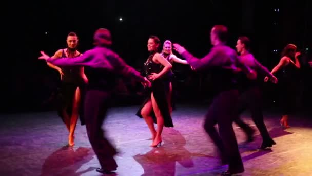 ジュビリー・プログラム「愛の炎」の間にステージ上で踊るペア — ストック動画