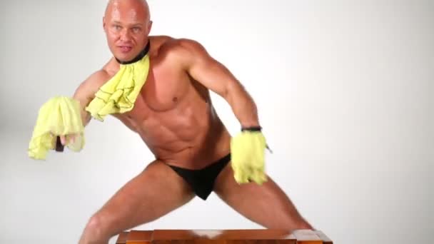 Bald muscular man dances near old radio-gramophone. — Stock Video