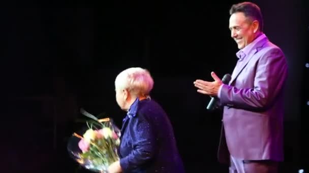 R.Ibragimov and A.Pakhmutova on stage of Performing Arts Center — Stock Video