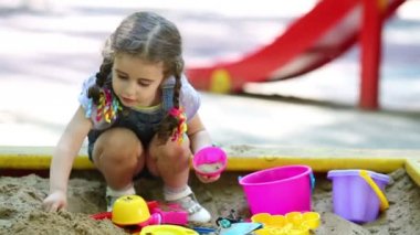 Sanal bir komisyon ile oynayan kız. 