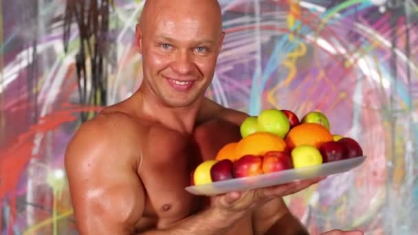 R hombre sostiene plato con frutas . — Vídeos de Stock