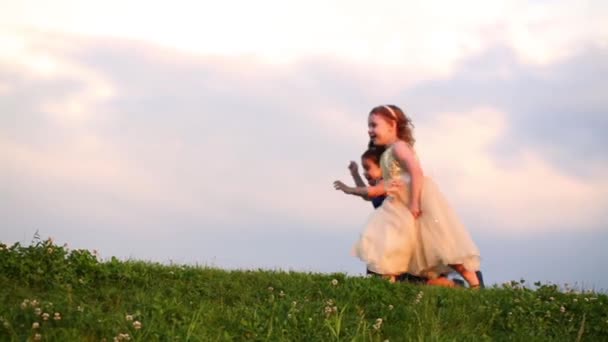 Dos chicas en vestidos corren — Vídeos de Stock