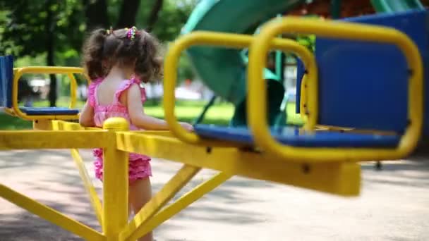 Fille rester près du carrousel . — Video