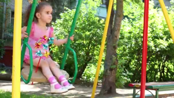 Curly menina balançando . — Vídeo de Stock