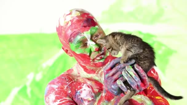 Man whole painted holds little kitty. — Stock Video