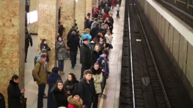 İnsanlar platformda stand