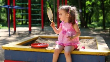 Kız büyük sabun köpüğü üfleme.