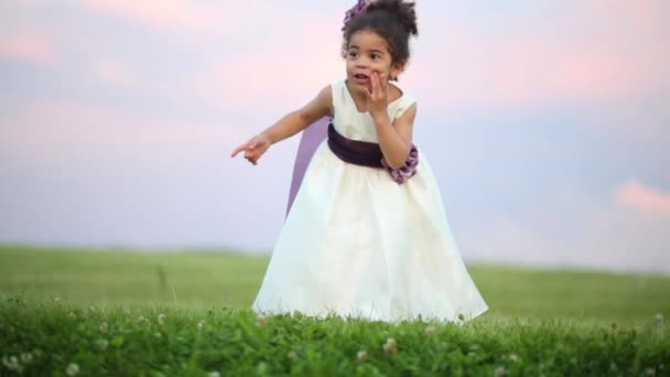 Klein meisje in witte jurk — Stockvideo