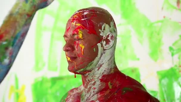 Man painted and splashed by paint. — Stock Video