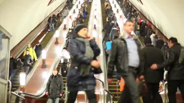 La gente asciende y desciende por las escaleras mecánicas — Vídeos de Stock