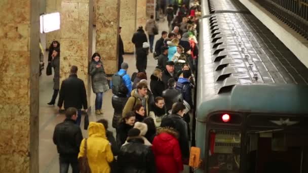 La gente toma el tren — Vídeo de stock