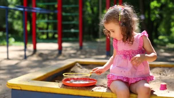 Ragazza facendo grandi bolle di sapone . — Video Stock