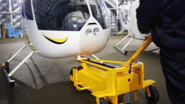 Adam küçük bir beyaz helikopter taşır 