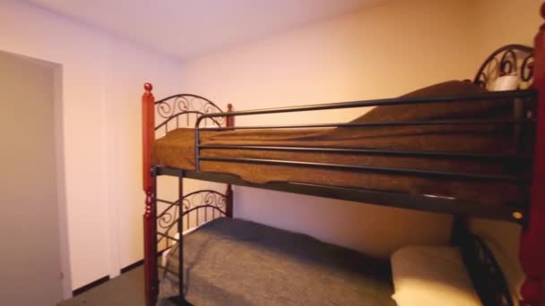 Wnętrze małej sypialni z dwoma łóżkami piętrowymi i TV — Wideo stockowe