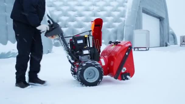 Hombre trabajando con soplador de nieve — Vídeo de stock