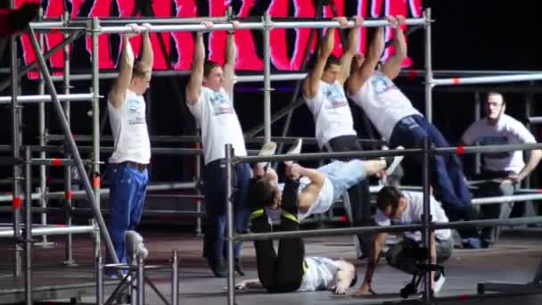 Les jeunes hommes accrochent sur la barre horizontale — Video
